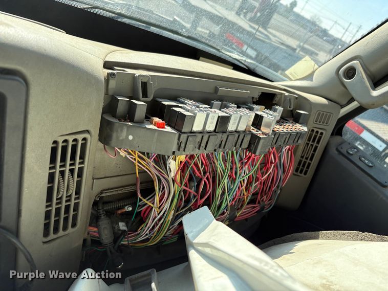 image for item EC8215 2013 International 4300 truck cab and chassis