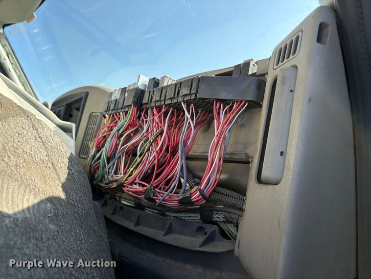 image for item EC8215 2013 International 4300 truck cab and chassis