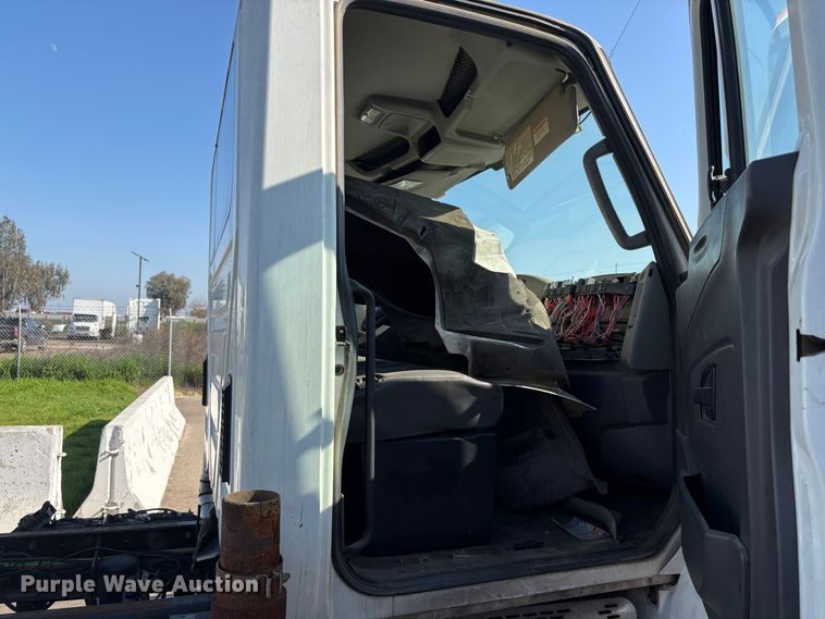 image for item EC8215 2013 International 4300 truck cab and chassis