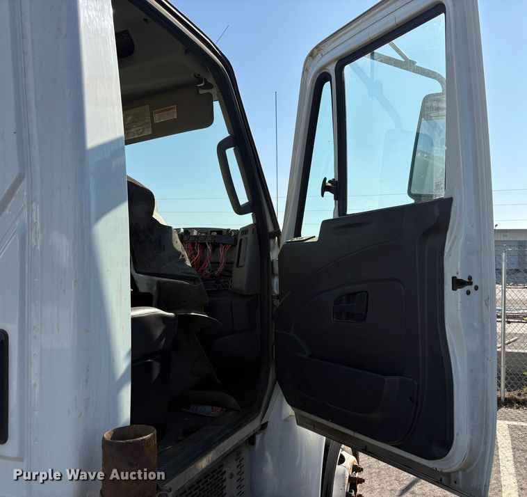 image for item EC8215 2013 International 4300 truck cab and chassis