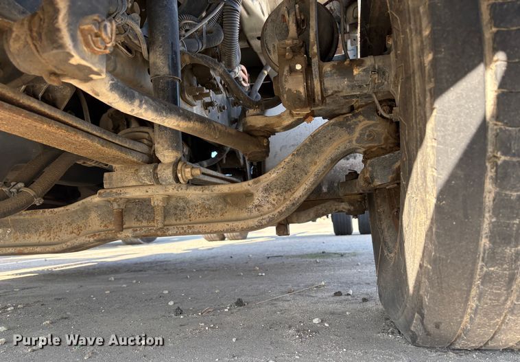 image for item EC8215 2013 International 4300 truck cab and chassis