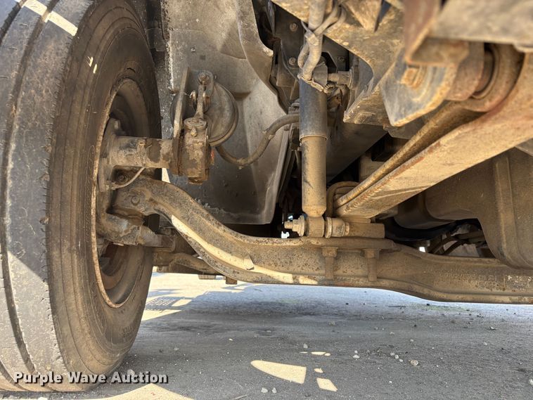 image for item EC8215 2013 International 4300 truck cab and chassis