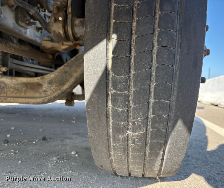 image for item EC8215 2013 International 4300 truck cab and chassis