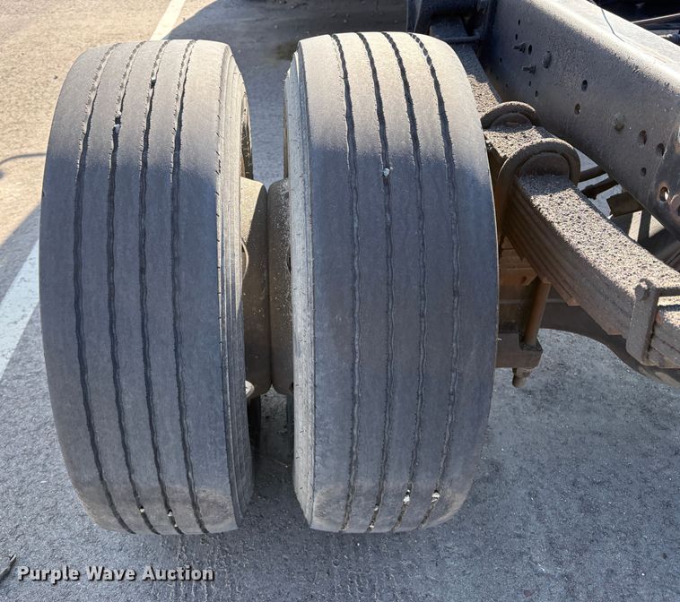 image for item EC8215 2013 International 4300 truck cab and chassis