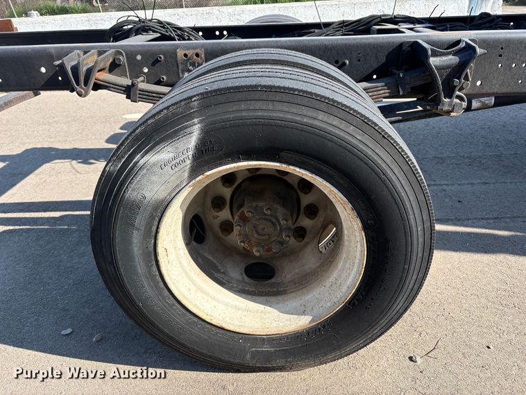 image for item EC8215 2013 International 4300 truck cab and chassis