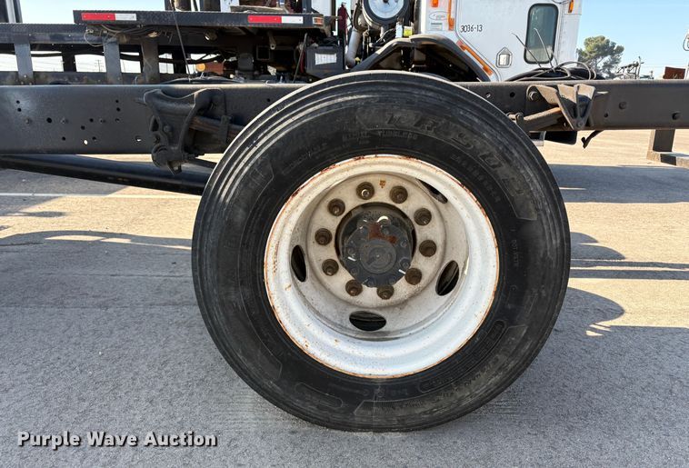 image for item EC8215 2013 International 4300 truck cab and chassis