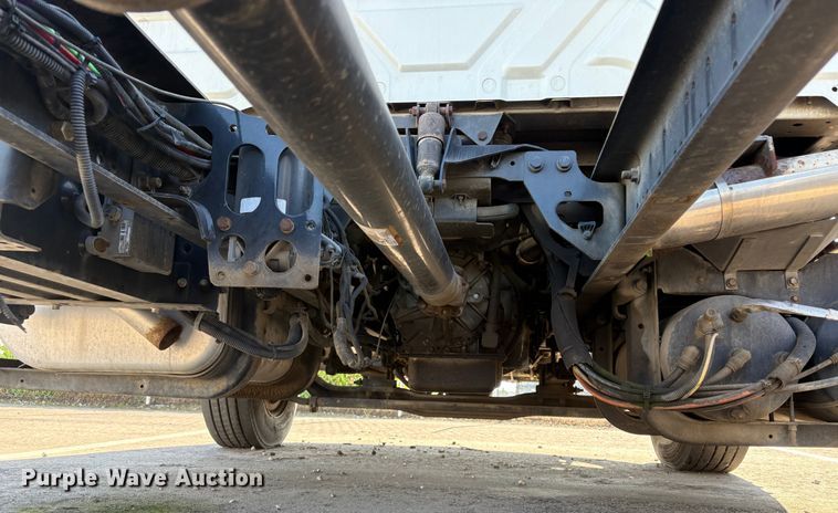 image for item EC8215 2013 International 4300 truck cab and chassis