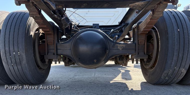 image for item EC8215 2013 International 4300 truck cab and chassis