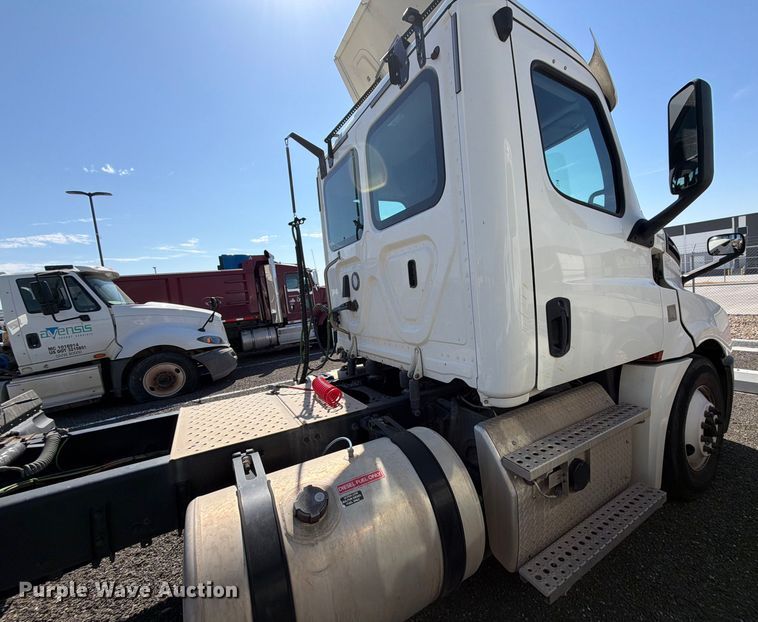 image for item ED5123 2019 Freightliner Cascadia  semi truck