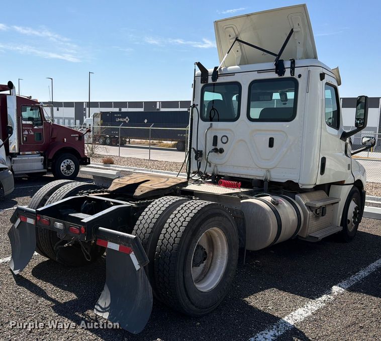 image for item ED5123 2019 Freightliner Cascadia  semi truck