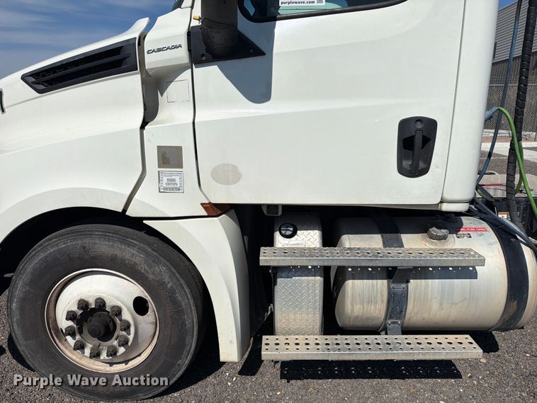 image for item ED5123 2019 Freightliner Cascadia  semi truck