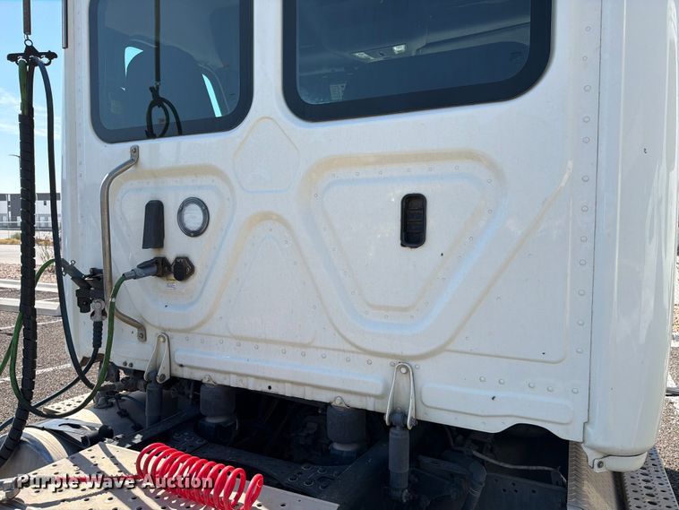 image for item ED5123 2019 Freightliner Cascadia  semi truck