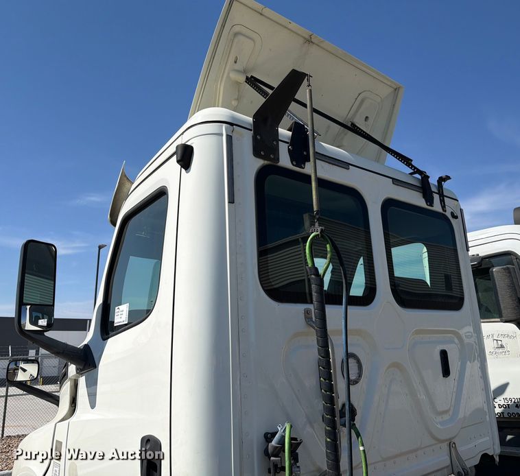 image for item ED5123 2019 Freightliner Cascadia  semi truck