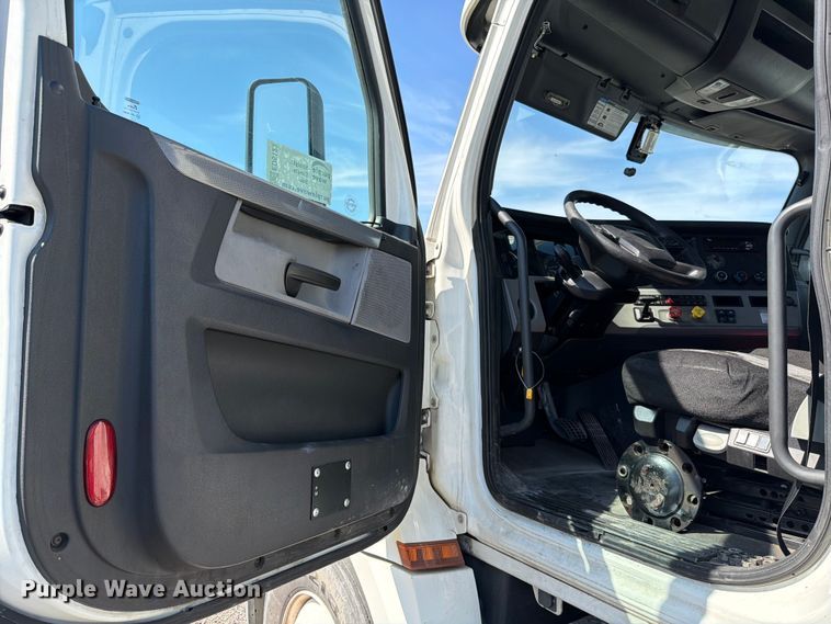 image for item ED5123 2019 Freightliner Cascadia  semi truck