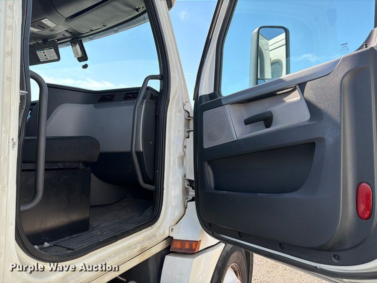 image for item ED5123 2019 Freightliner Cascadia  semi truck