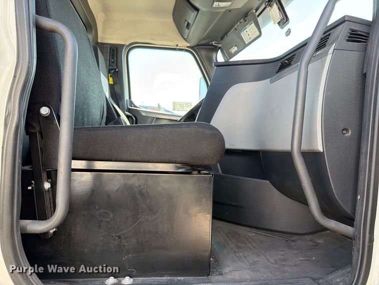 image for item ED5123 2019 Freightliner Cascadia  semi truck