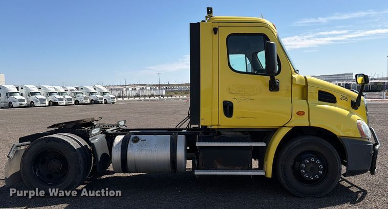 image for item ED5124 2017 Freightliner Cascadia semi truck