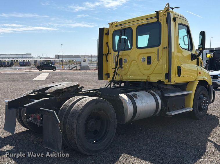 image for item ED5124 2017 Freightliner Cascadia semi truck