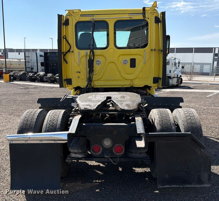 image for item ED5124 2017 Freightliner Cascadia semi truck