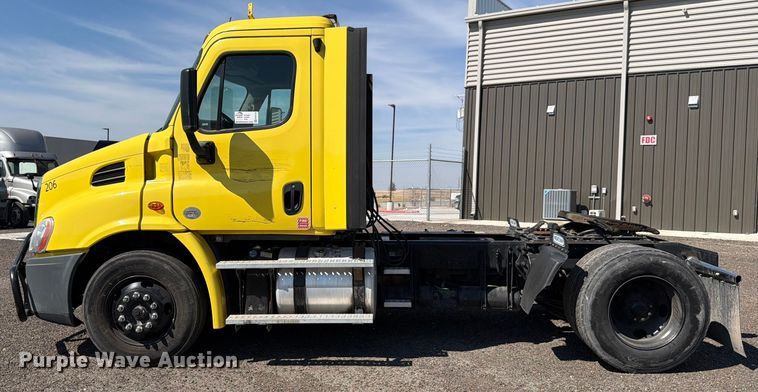 image for item ED5124 2017 Freightliner Cascadia semi truck