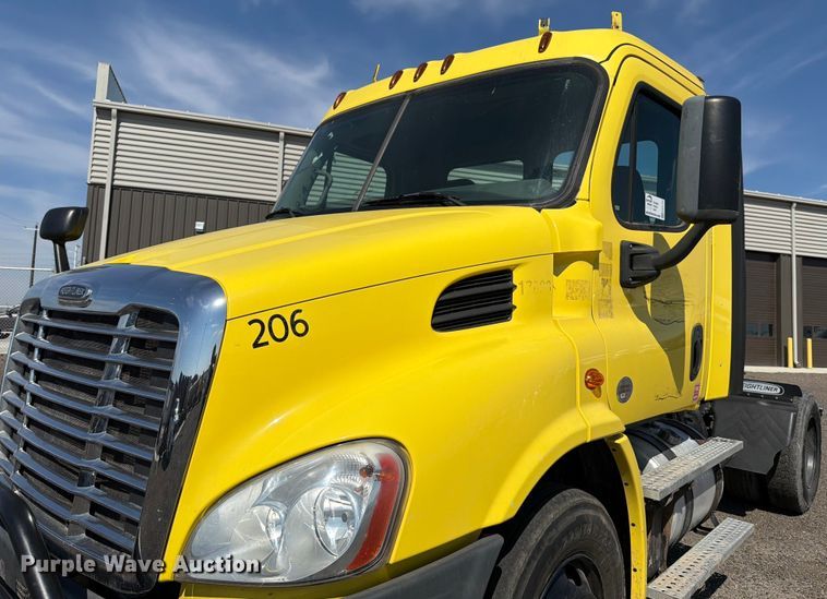 image for item ED5124 2017 Freightliner Cascadia semi truck