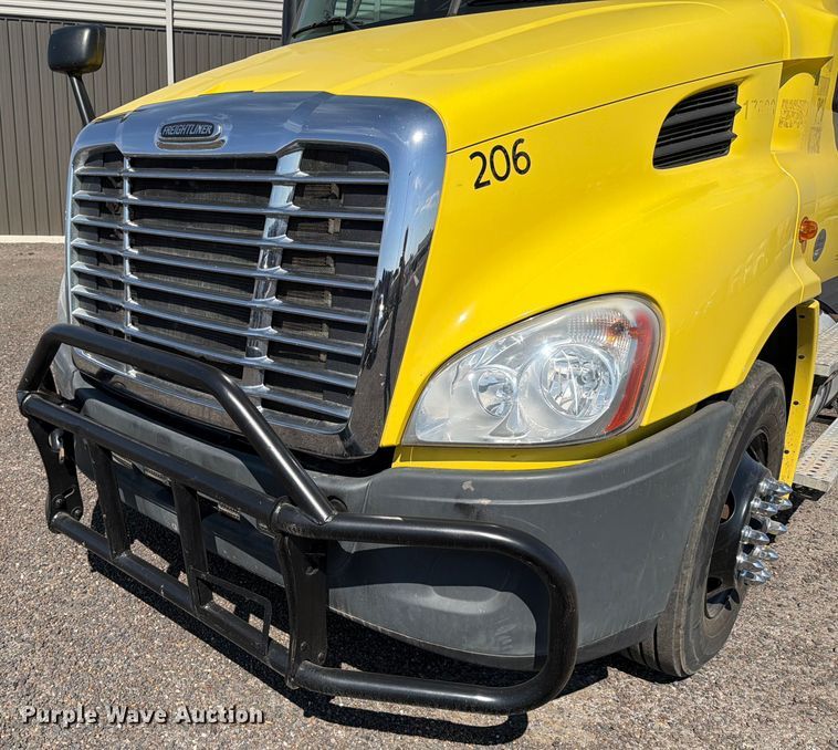 image for item ED5124 2017 Freightliner Cascadia semi truck