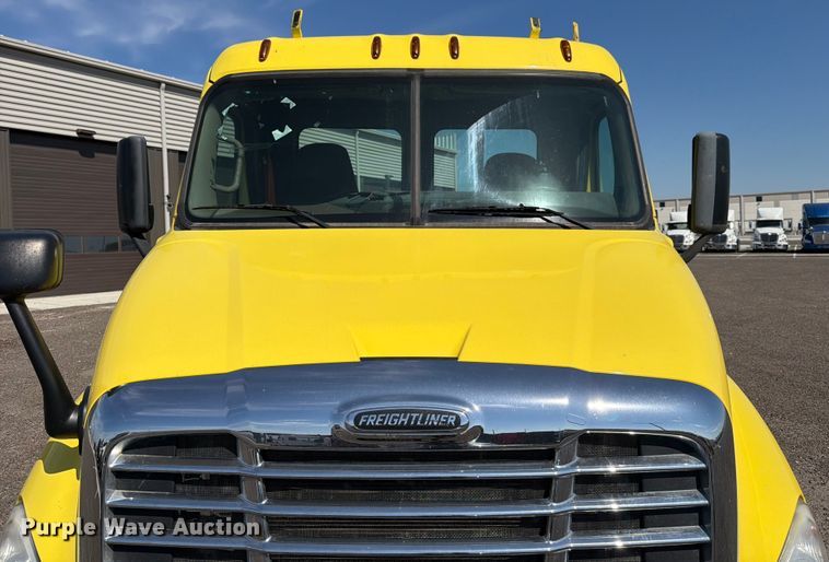 image for item ED5124 2017 Freightliner Cascadia semi truck