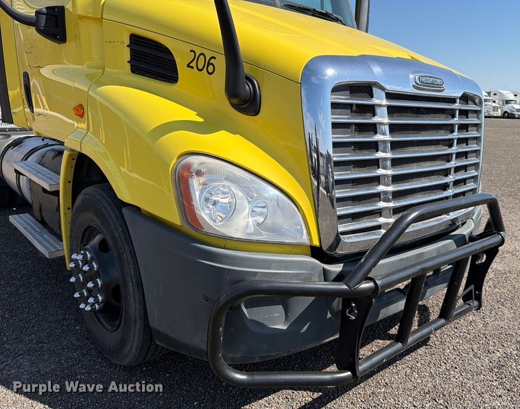 image for item ED5124 2017 Freightliner Cascadia semi truck