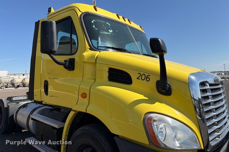 image for item ED5124 2017 Freightliner Cascadia semi truck