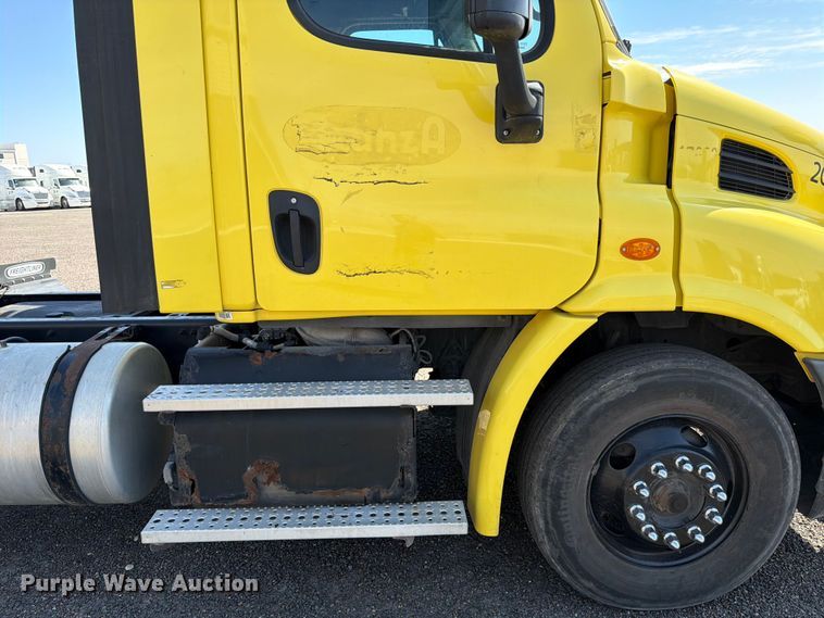 image for item ED5124 2017 Freightliner Cascadia semi truck