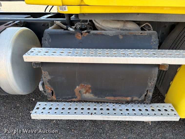 image for item ED5124 2017 Freightliner Cascadia semi truck