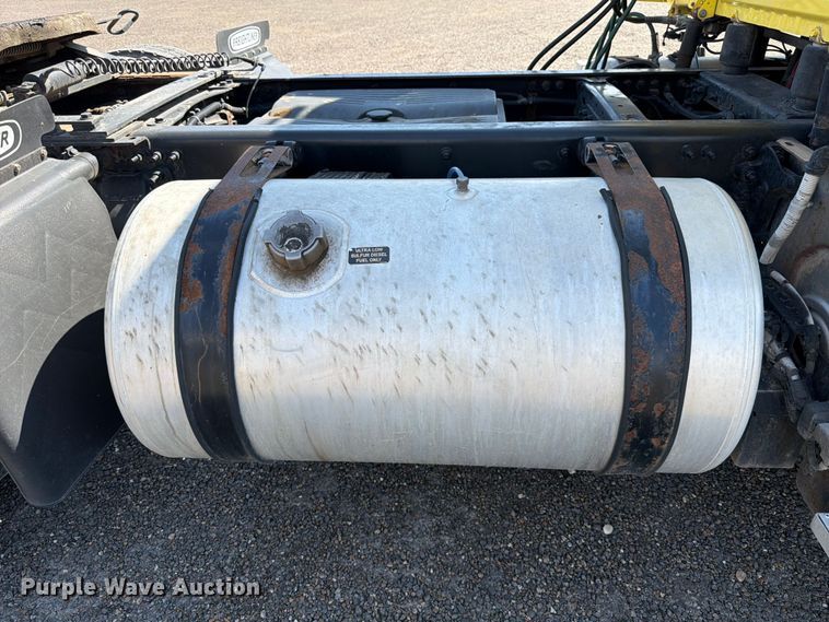 image for item ED5124 2017 Freightliner Cascadia semi truck