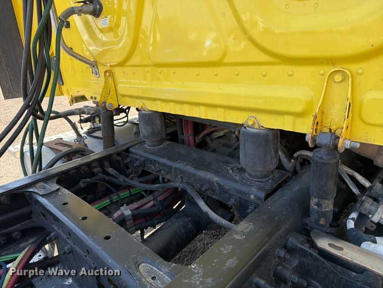 image for item ED5124 2017 Freightliner Cascadia semi truck