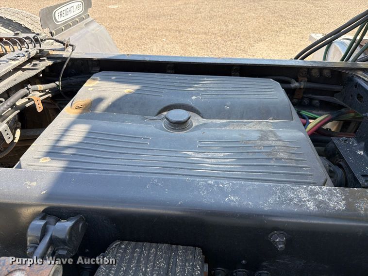 image for item ED5124 2017 Freightliner Cascadia semi truck