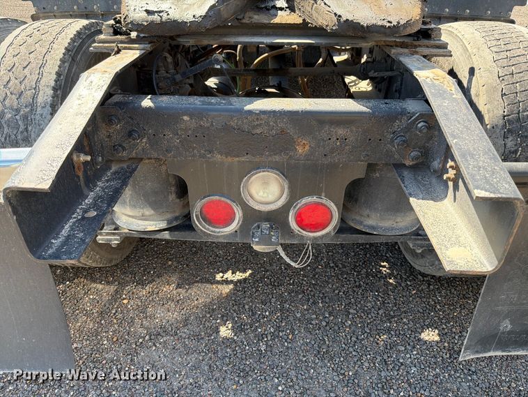 image for item ED5124 2017 Freightliner Cascadia semi truck