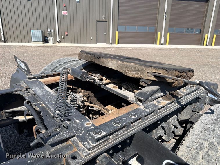 image for item ED5124 2017 Freightliner Cascadia semi truck