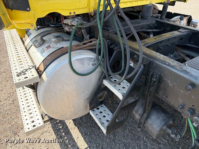 image for item ED5124 2017 Freightliner Cascadia semi truck