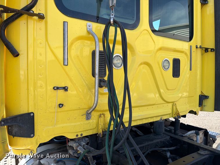 image for item ED5124 2017 Freightliner Cascadia semi truck