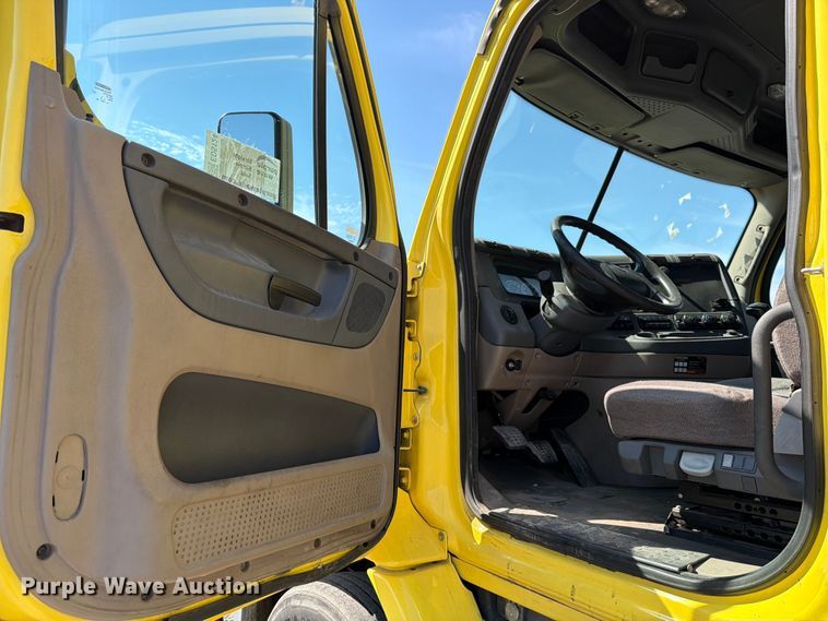 image for item ED5124 2017 Freightliner Cascadia semi truck