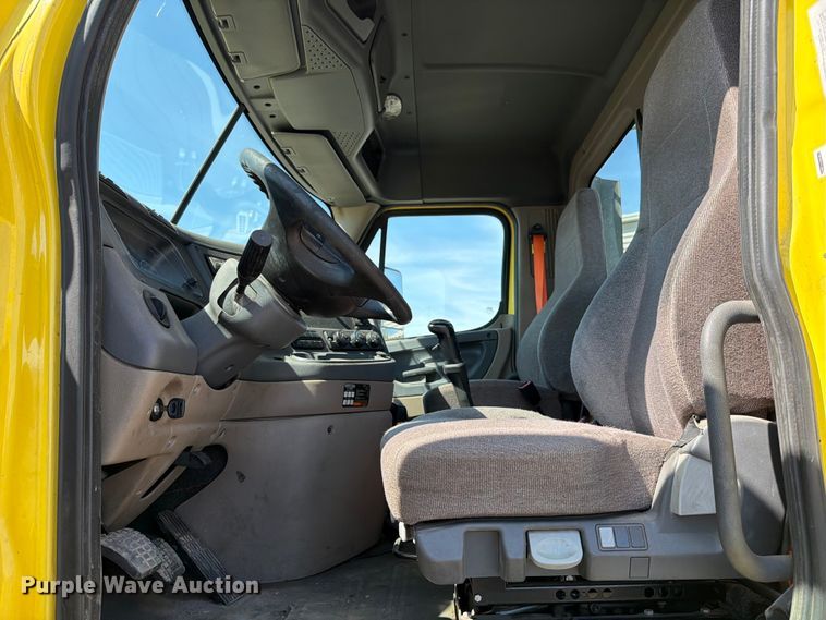 image for item ED5124 2017 Freightliner Cascadia semi truck