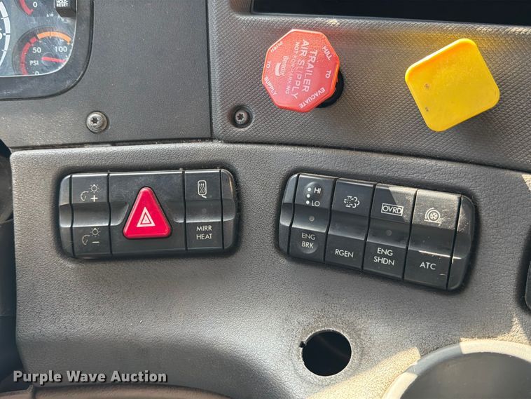 image for item ED5124 2017 Freightliner Cascadia semi truck