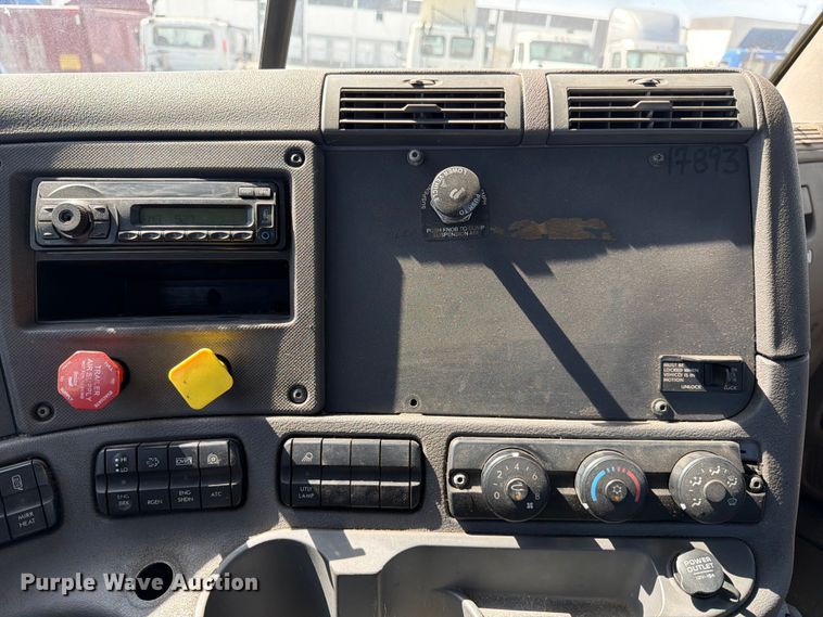 image for item ED5124 2017 Freightliner Cascadia semi truck