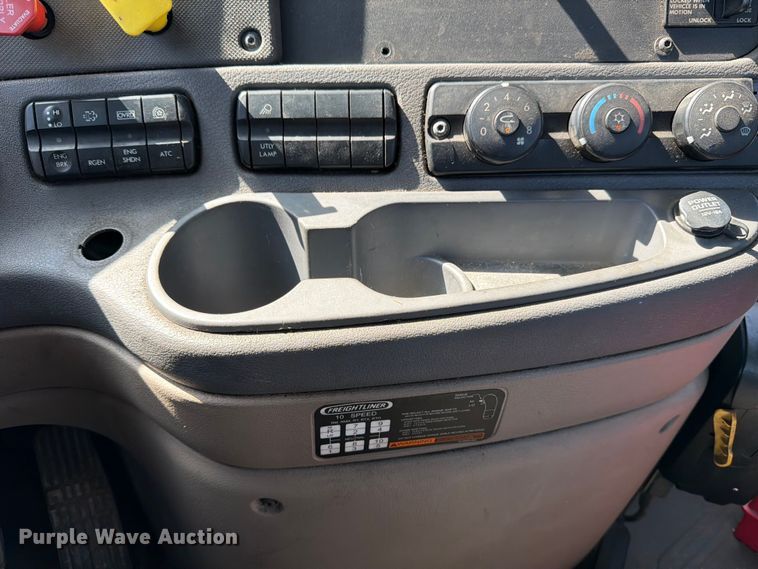 image for item ED5124 2017 Freightliner Cascadia semi truck