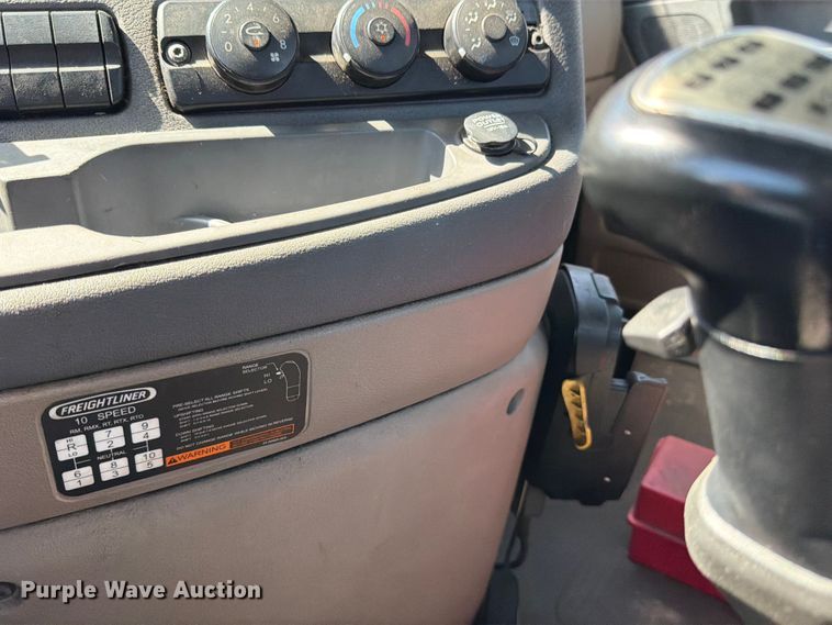 image for item ED5124 2017 Freightliner Cascadia semi truck