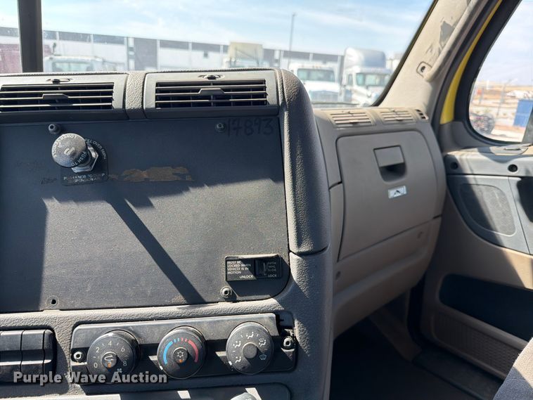 image for item ED5124 2017 Freightliner Cascadia semi truck