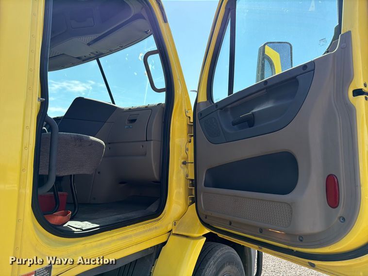 image for item ED5124 2017 Freightliner Cascadia semi truck