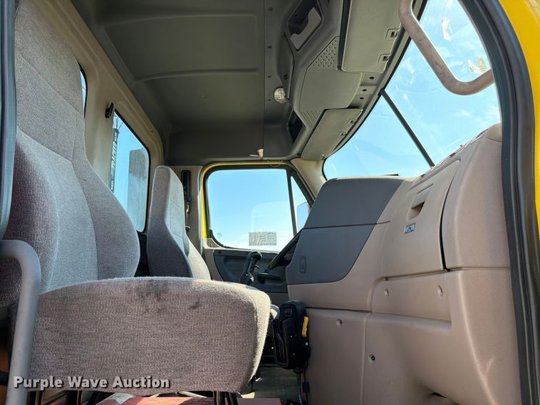 image for item ED5124 2017 Freightliner Cascadia semi truck