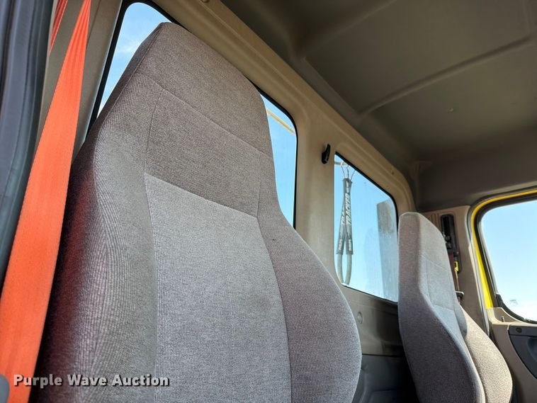 image for item ED5124 2017 Freightliner Cascadia semi truck