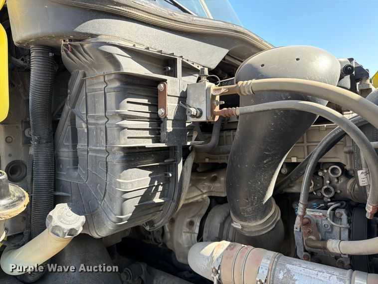 image for item ED5124 2017 Freightliner Cascadia semi truck