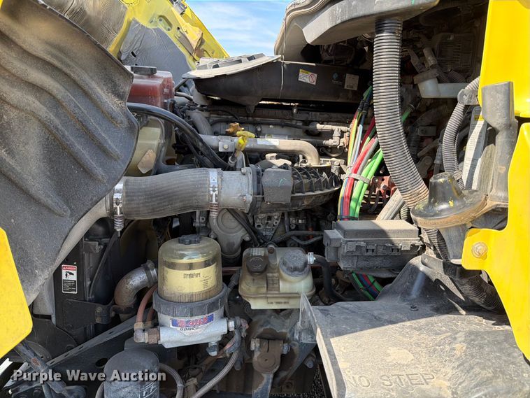 image for item ED5124 2017 Freightliner Cascadia semi truck